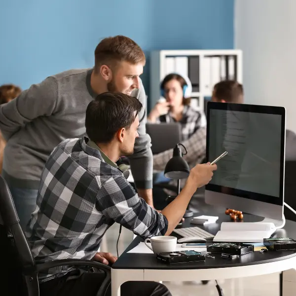 Consultant IT travaillant sur un ordinateur et choisissant le portage salarial pour combiner indépendance, sécurité du statut salarié et gestion administrative simplifiée.