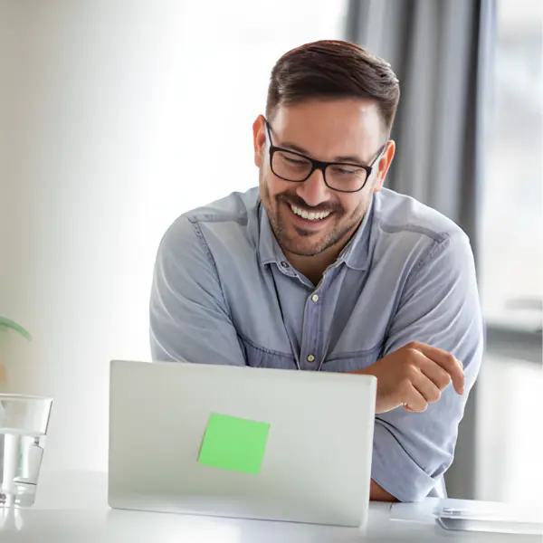 Consultant indépendant en portage salarial travaillant dans un espace moderne