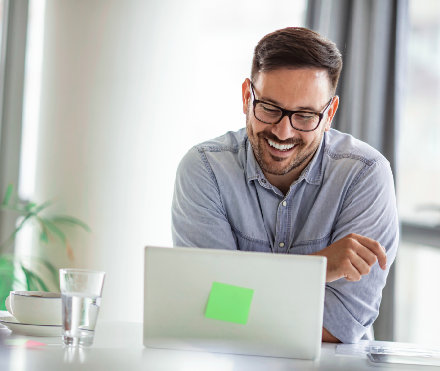 Consultant indépendant en portage salarial travaillant dans un espace moderne
